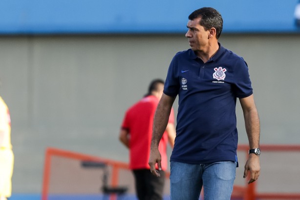 Carille na beira do gramado diante o Atlético-GO