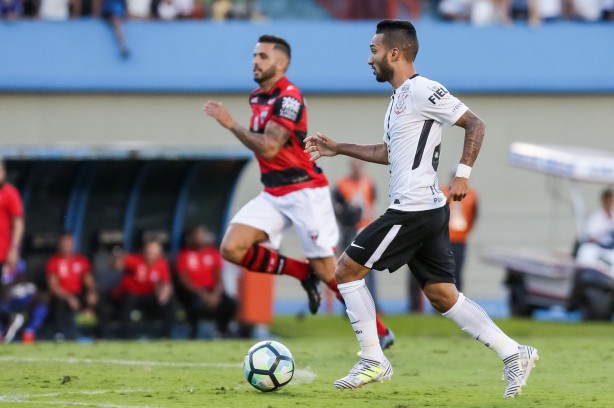 Clayson vestiu pela primeira vez a camisa do Corinthians contra o Atlético-GO