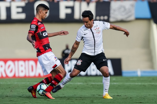 Jadson também foi titular diante o Atlético-GO, pelo Brasileirão