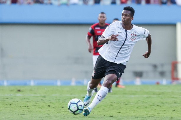 Jô não marcou gols contra o Atlético-GO, no Serra Dourada