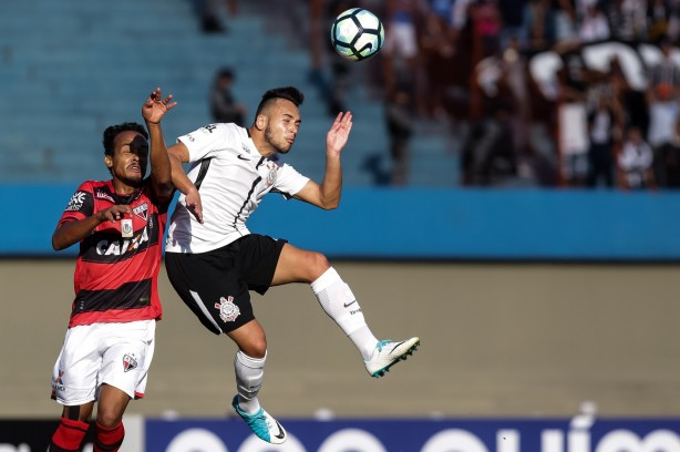 Maycom em jogada contra o Atlético-GO
