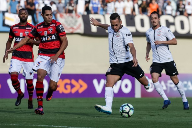 Maycom prepara o chute contra o Atlético-GO, fora de casa