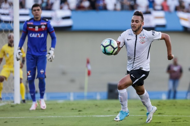 Maycon vem comandando o meio campo junto com Gabriel