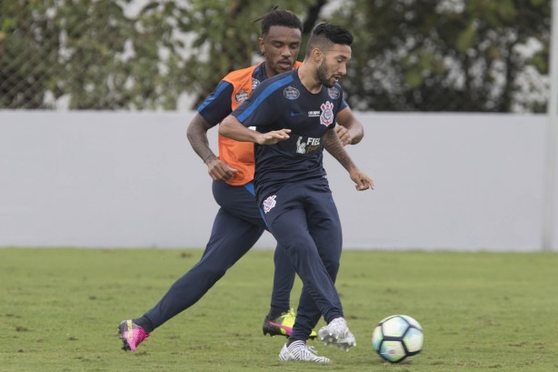 Clayson, que fez sua estreia em Goiás, treina no CT Joaquim Grava