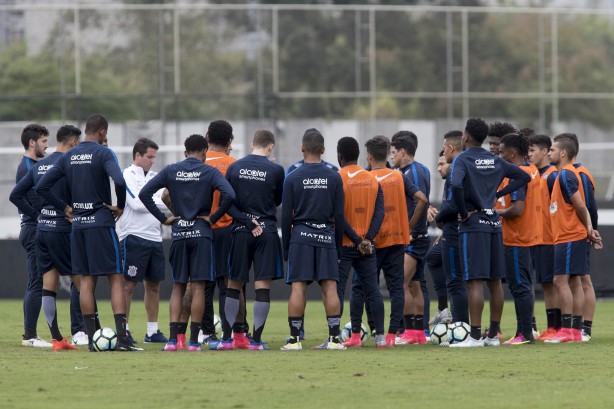 Jogadores se reúnem para treinar após vitória sobre o Atlético-GO, pelo Brasileirão