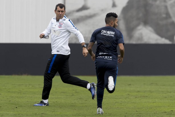 Técnico Carille e o novato Clayson durante o treino dessa terça-feira