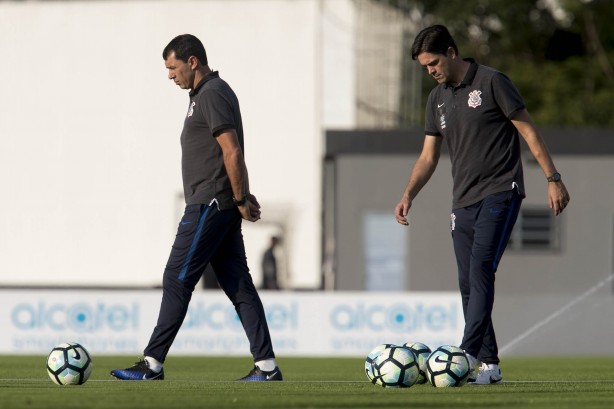 Carille e o auxiliar Leandro Cuca preparam treino no CT