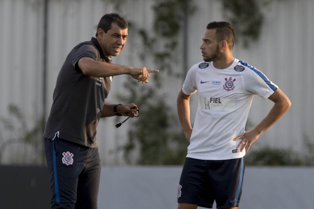Carille orienta volante Maycon, que ganhou titularidade no início da temporada