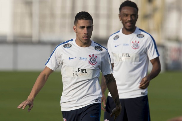 Gabriel aquece no campo observado de perto por Paulo Roberto