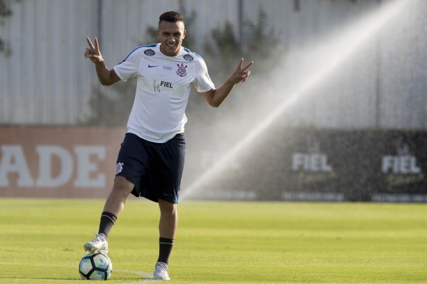 Léo Jabá posa para fotógrafo do Timão
