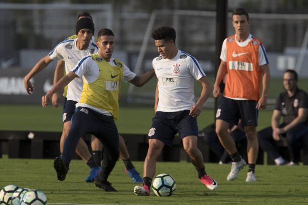 Marquinhos Gabriel e Gabriel dividem bola em meio a treino tcnico no CT