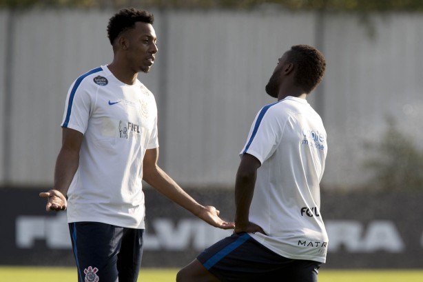 Moisés e Mendoza batem papo durante aquecimento do elenco
