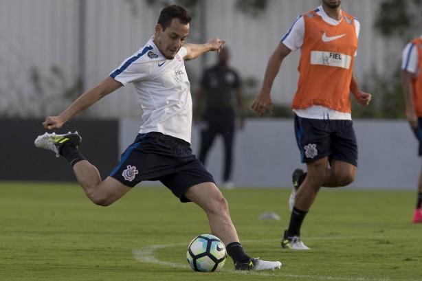 Rodriguinho finaliza em coletivo no Corinthians; meia está confirmado para clássico