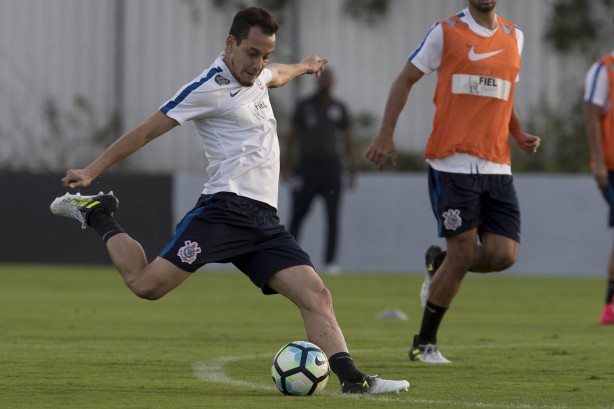 Rodriguinho finaliza em coletivo no Corinthians; meia est confirmado para clssico