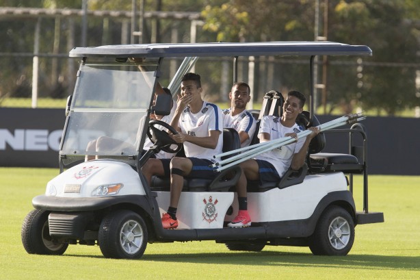 Zagueiro Léo Santos leva companheiros em carrinho de golf pelo CT
