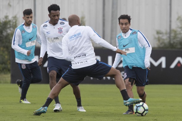 A atividade contou com a participação do ex-jogador e também auxiliar Fabinho