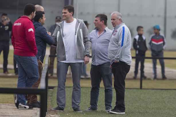 Andrés Sanchez com Roberto de Andrade durante treino no CT