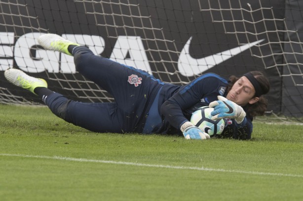 Goleiro titular, Cássio realizou atividades específicas no início do treino