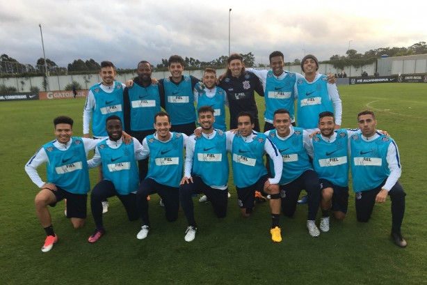 Jogadores posaram para a câmera após o rachão