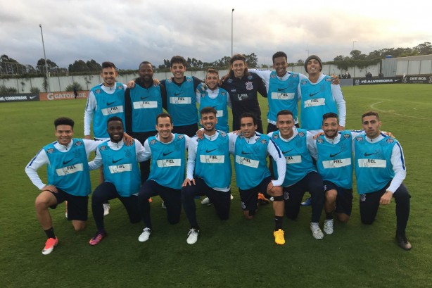 Jogadores posaram para a cmera aps o racho