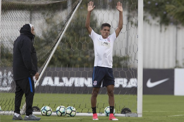 Pedrinho também teve seu momento de goleiro durante a atividade