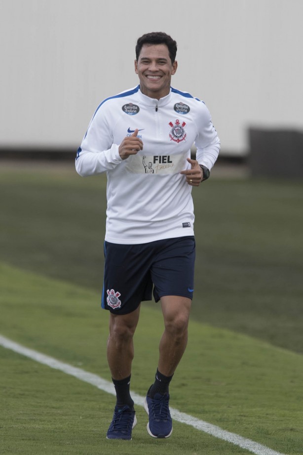 Se recuperando de lesão, Giovanni Augusto correu ao redor do gramado