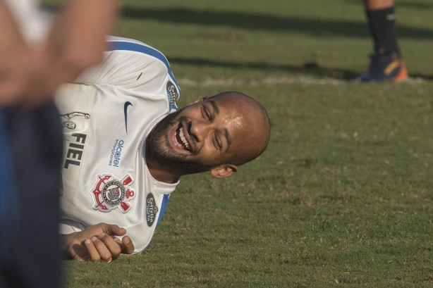 Jogadores reservas e titulares participaram do treino com bola no CT