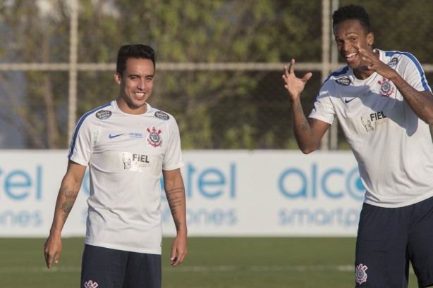 O treino foi descontraído e apenas o zagueiro Balbuena foi baixa em campo