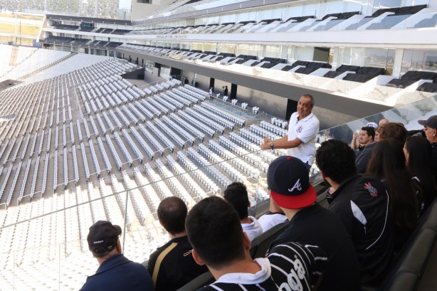 Basílio conta histórias a grupo de visitantes em arquibancada da Arena