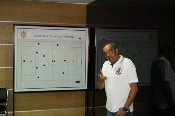 Basílio mostrou bastidores da Arena, como a lousa usada pelo técnico Carille