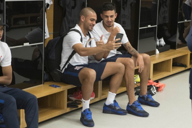Clayson e Pedro Henrique no vestiário antes do jogo contra o Santos