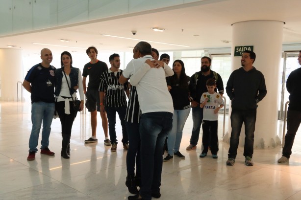 Fã se emociona com encontro com Pé de Anjo