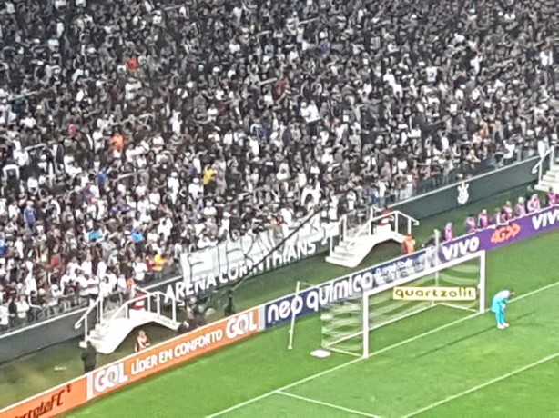 Faixa Eterno 7 a 1 no setor norte da Arena Corinthians