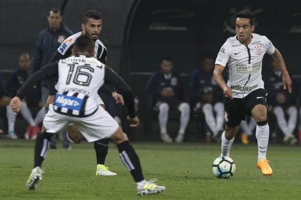 Jadson contra o Santos, na Arena, pelo Campeonato Brasileiro