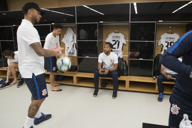 Jogadores no vestiário antes da partida contra o Santos, na Arena Corinthians