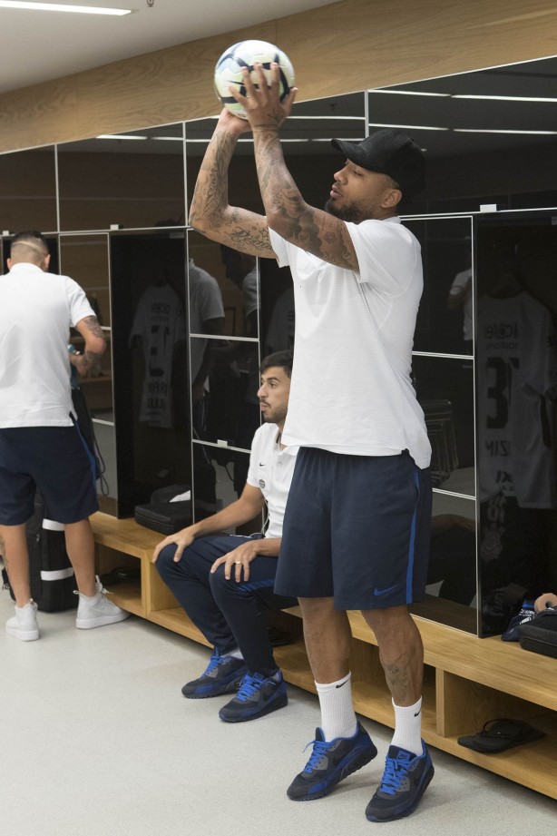 Kazim no vestiário da Arena antes do clássico contra o Santos