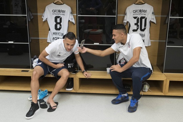 Maycon e Léo Jabá conversam no vestiário da Arena antes do jogo contra o Santos