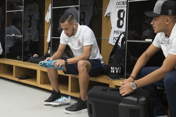 Maycon e Léo Jabá no vestiário da Arena antes da partida contra o Santos