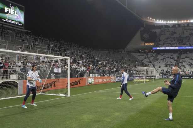 O preparador de goleiro Mauri aquece os arqueiros antes da partida contra o Santos, na Arena