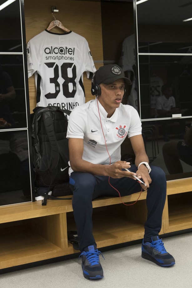 Pedrino aguarda o início da partida contra o Santos, pelo Campeonato Brasileiro