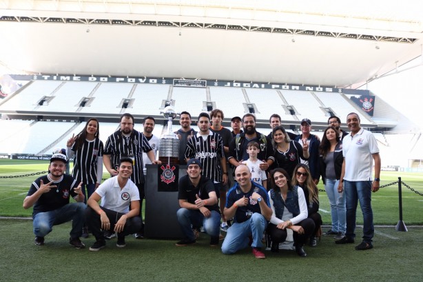 Torcedores tambm conheceram campo do estdio e at posaram para foto