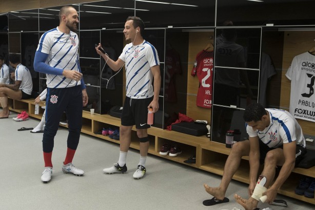 Walter e Rodriguinho no vestiário da Arena Corinthians preparando-se para jogo contra o Santos