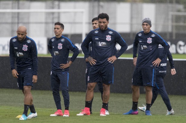 Jogadores treinam durante reapresentação corinthiana após vitória sobre o Santos