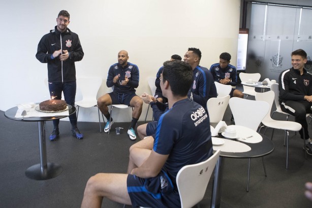 O goleiro Caíque ganhou bolo de aniversário atrasado no treino de hoje
