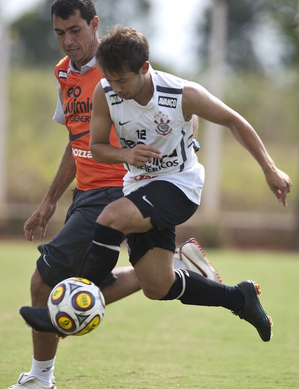 Éverton Ribeiro treinou em janeiro de 2011, inclusive sendo marcado por Fábio Carille. Mas não ficou para a temporada