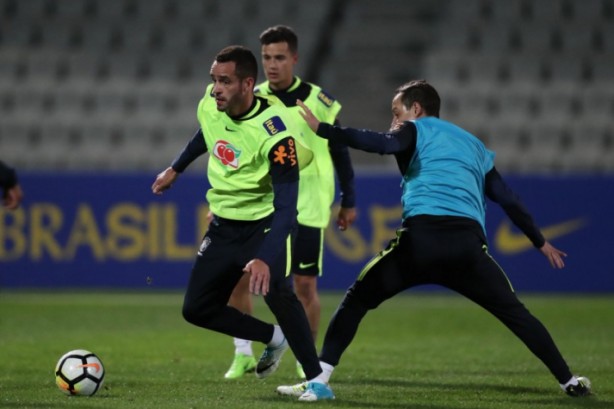 Rodriguinho marca de perto Renato Augusto, ex-companheiro de Corinthians