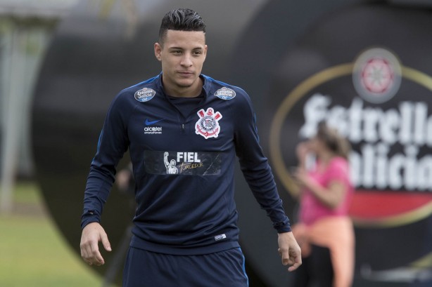 Guilherme Arana no treino de terça-feira no CT Joaquim Grava