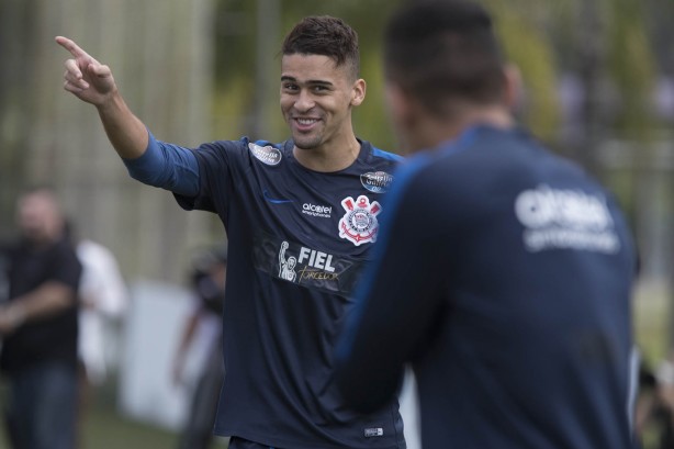 Léo Santos teve seu contrato renovado com o Timão