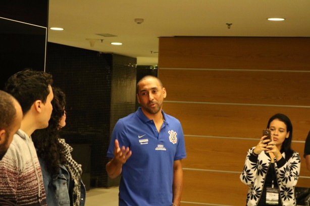 Serginho durante preleção no vestiário da Arena