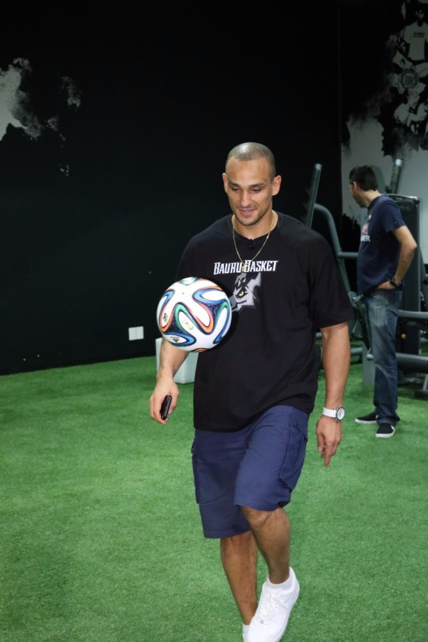 Ala-armador do Bauru mostrou desenvoltura também com a bola no pé